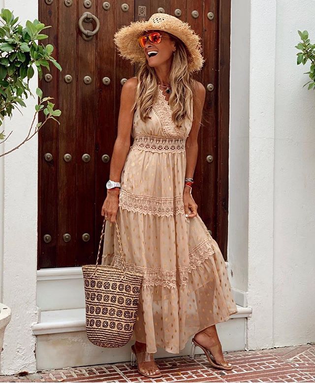 Robe mi-longue en mousseline de soie sans manches avec décolleté en V profond et coutures apparentes