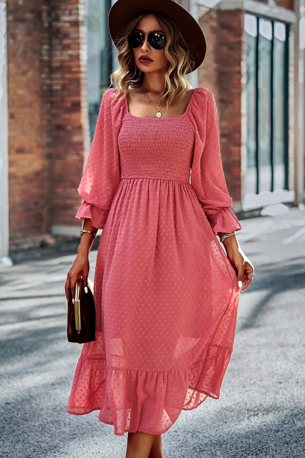 Robe à pois suisses à col carré et smocks