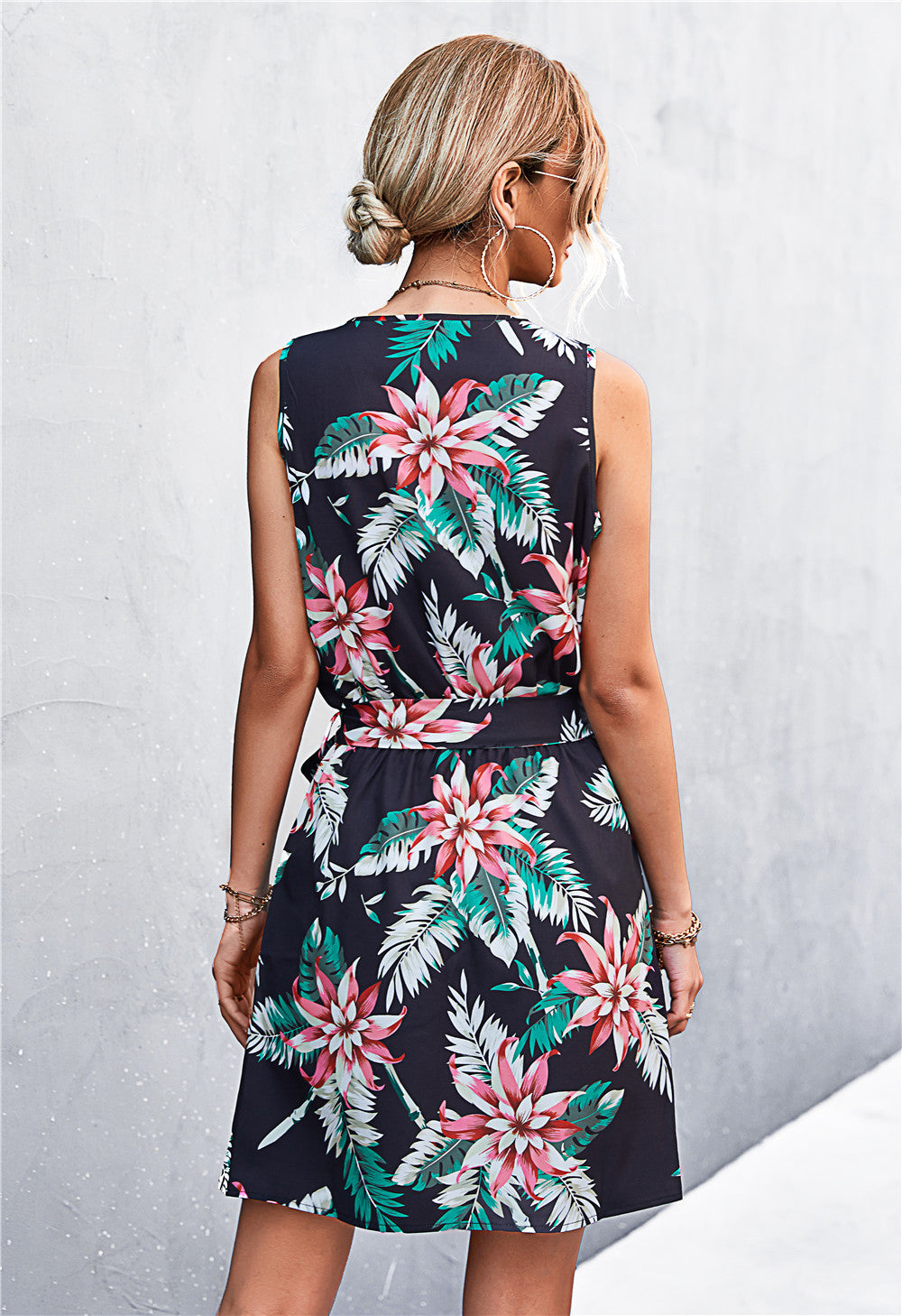 Robe sans manches à ceinture et détails zippés imprimés