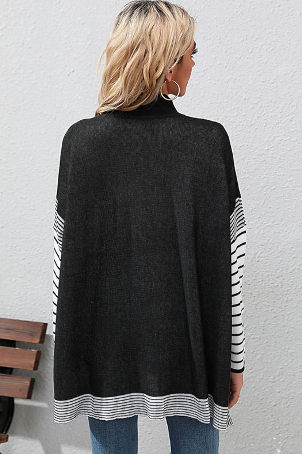 Gestreifter Strickpullover mit Stehkragen und Dolman-Ärmeln
