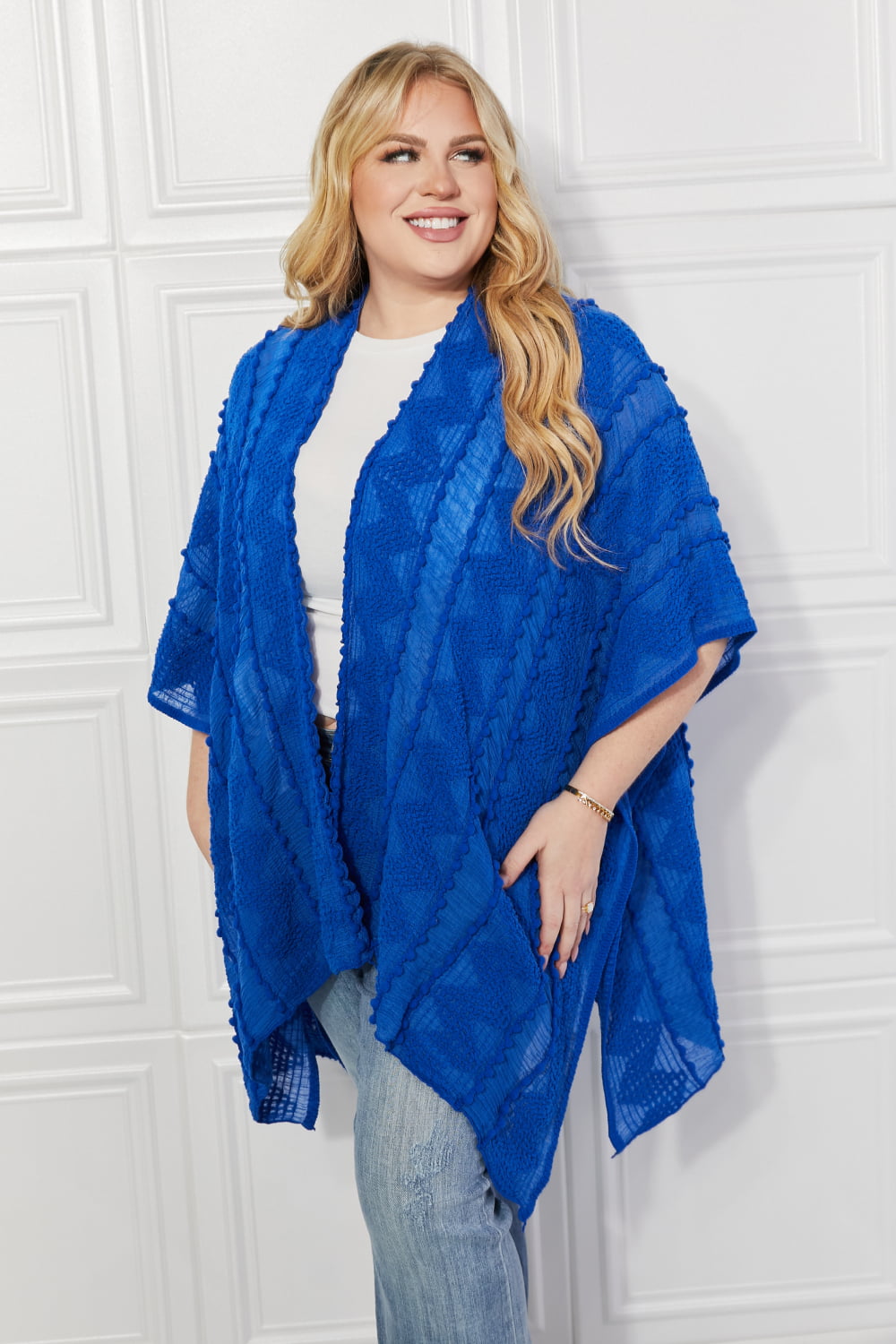 Justin Taylor – Asymmetrischer Poncho-Cardigan mit Pom-Poms in Blau
