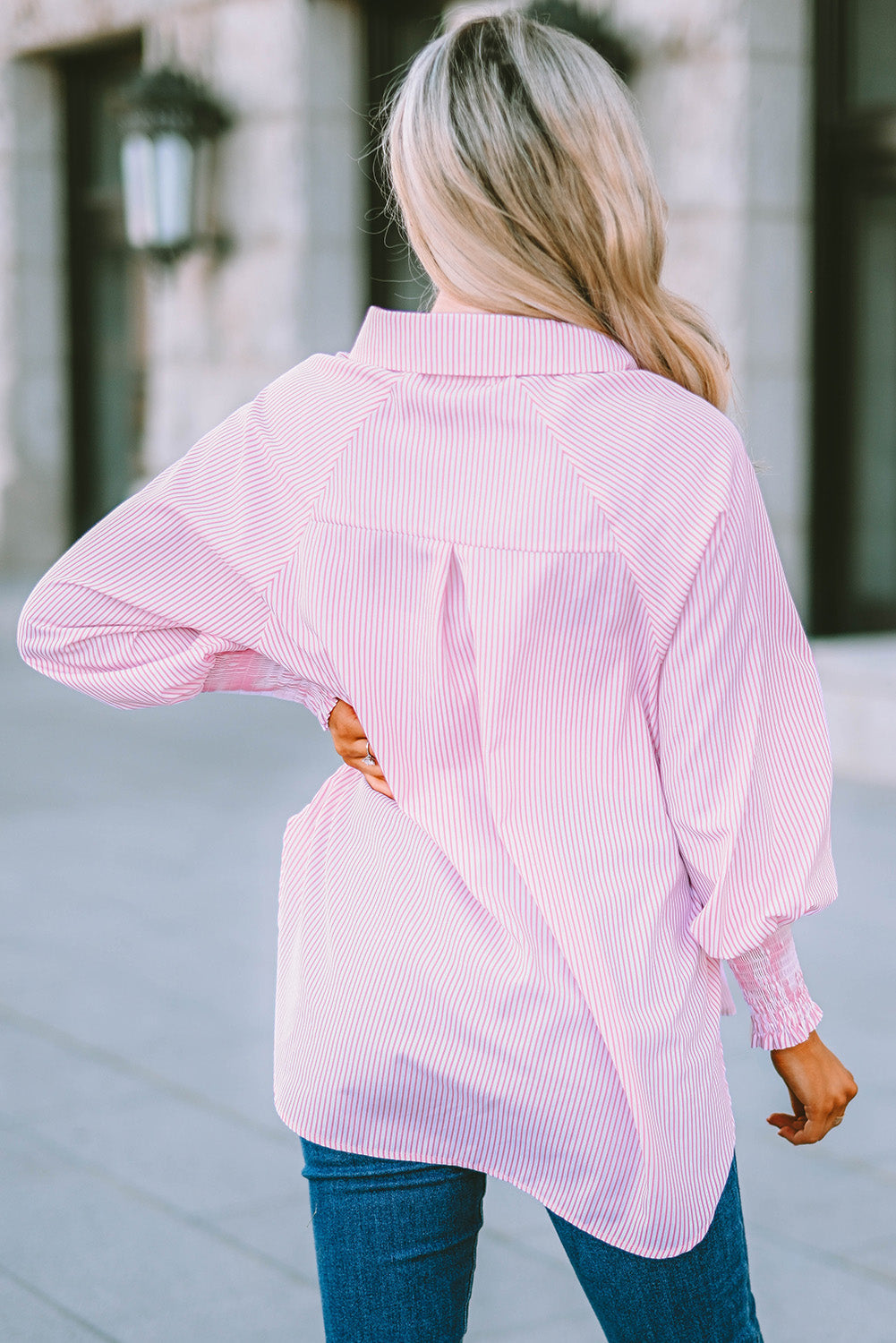 Chemise rayée à smocks et boutons sur le devant