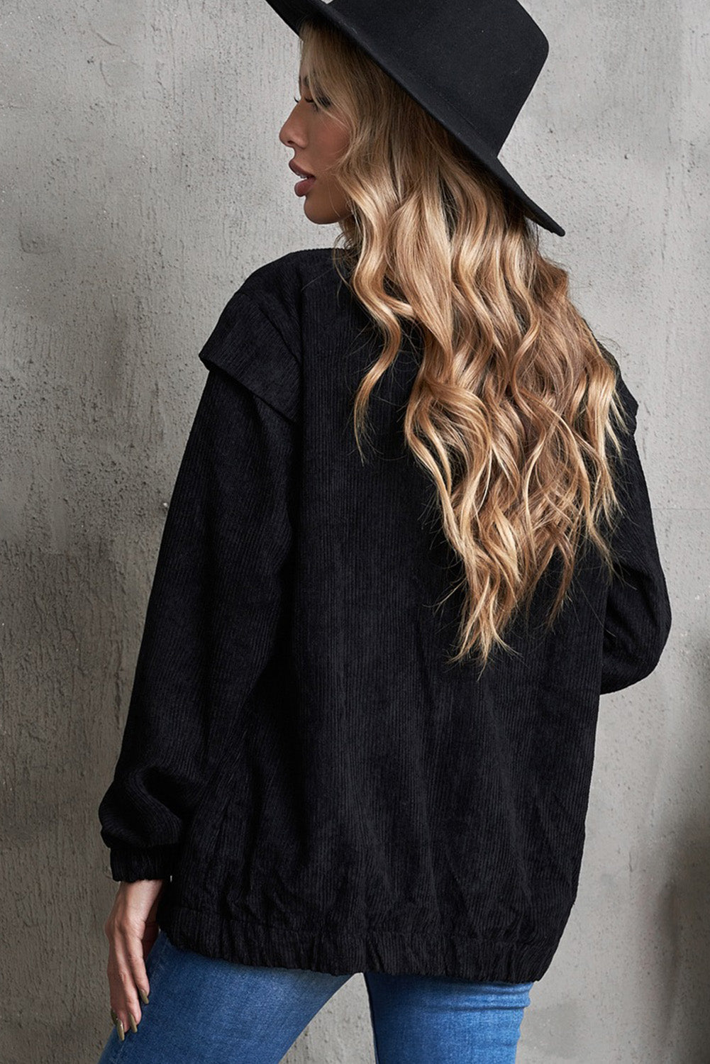 Veste-chemise en velours côtelé avec boutons-pression sur le devant et détails sur les épaules