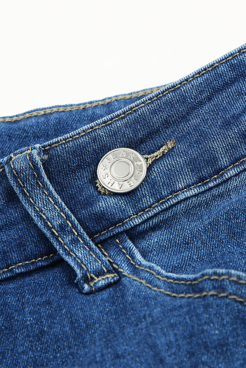 Asymmetrische Schlaghosenjeans mit offenem Saum