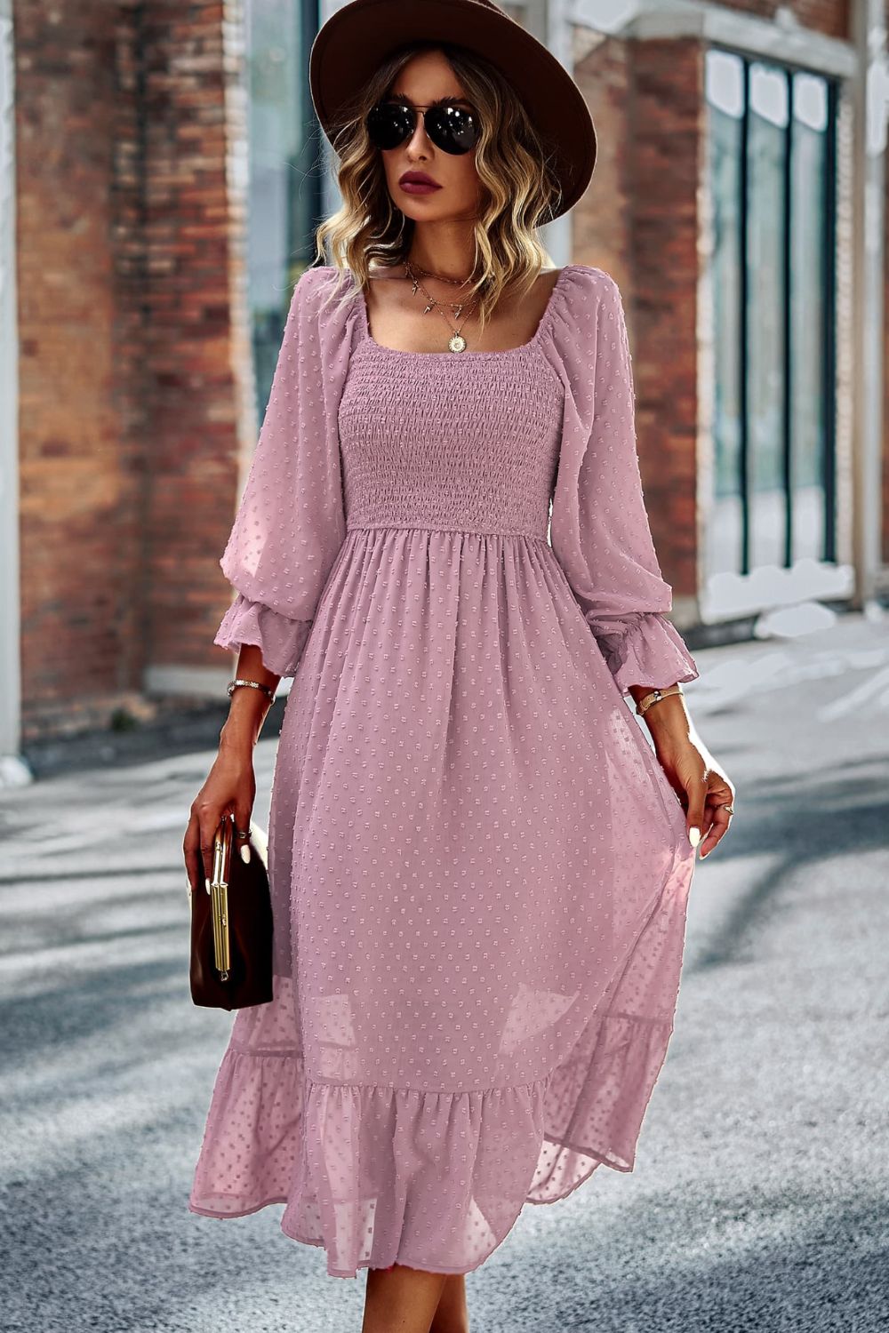 Robe à pois suisses à col carré et smocks