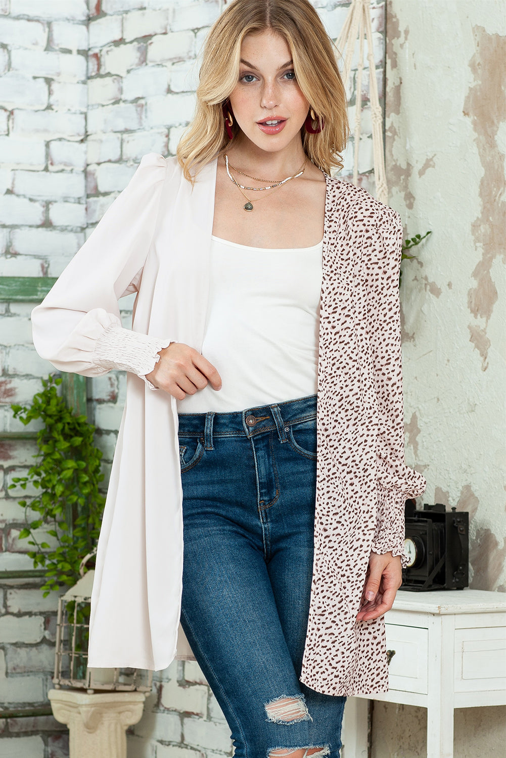 Khakifarbene, leichte Strickjacke mit Tiermuster und Farbblockdesign und Bischofsärmeln