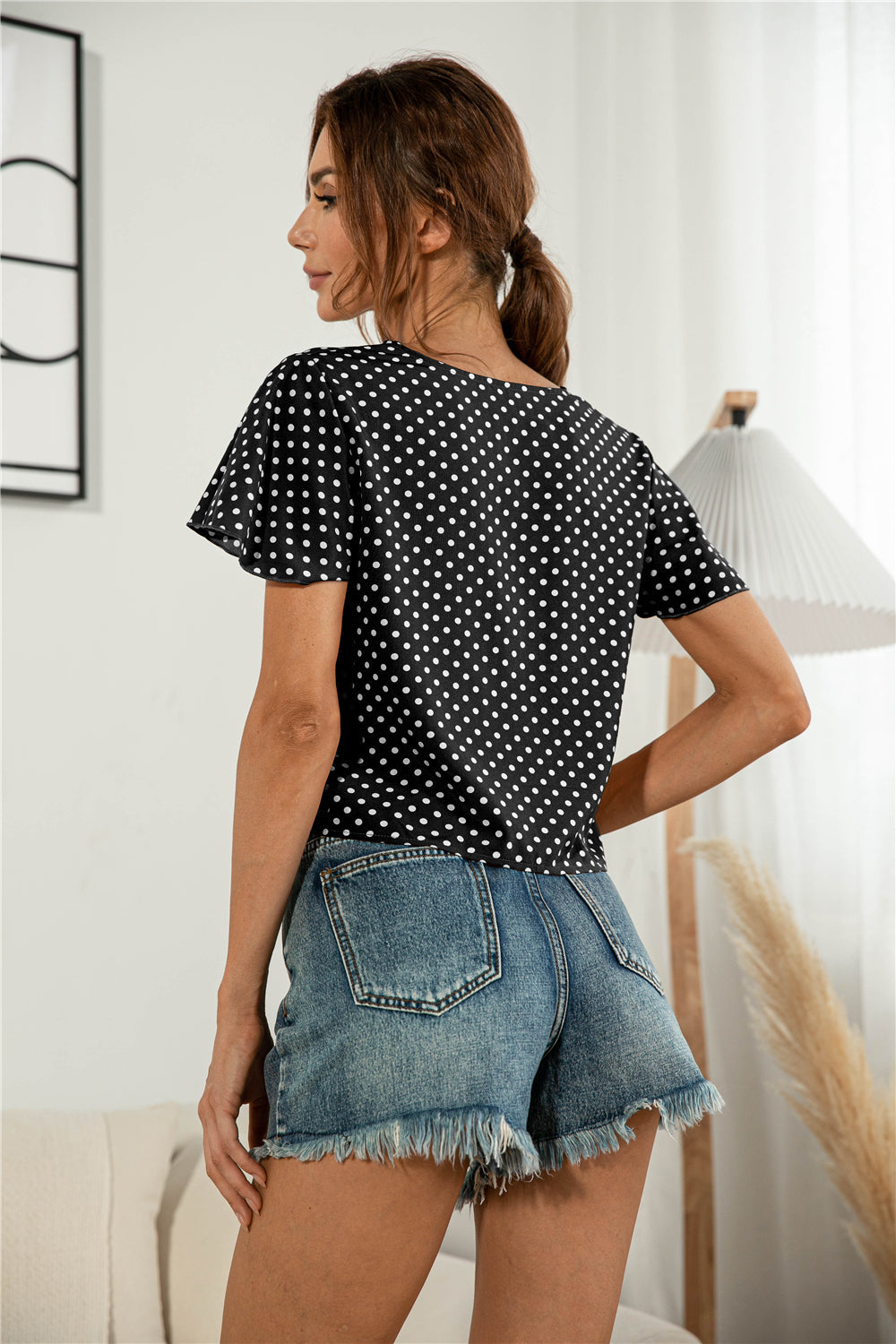 Chemisier noué à col en V et boutons décoratifs