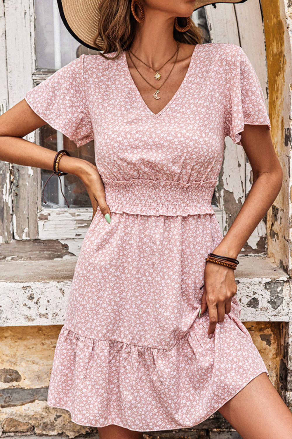 Robe à volants et col en V à smocks imprimés