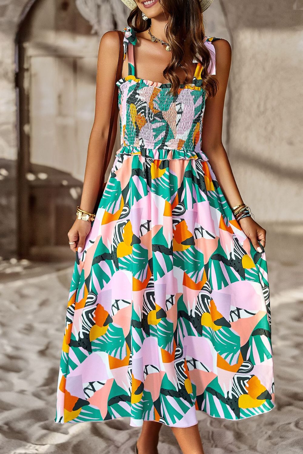 Robe imprimée à smocks et épaules nouées