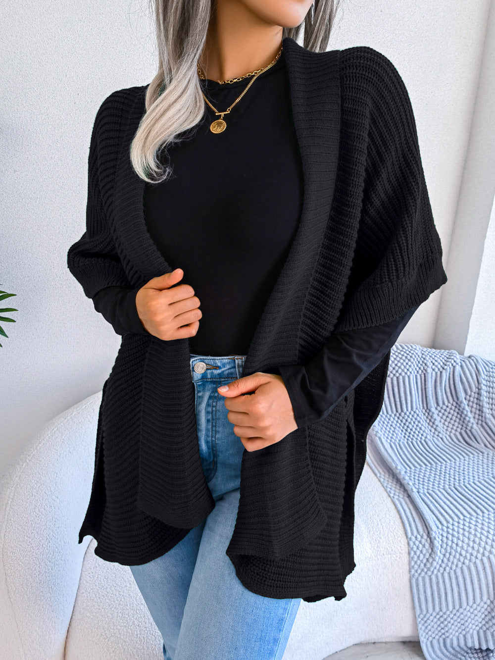 Strickjacke mit horizontaler Rippung und offenem Schlitz vorne