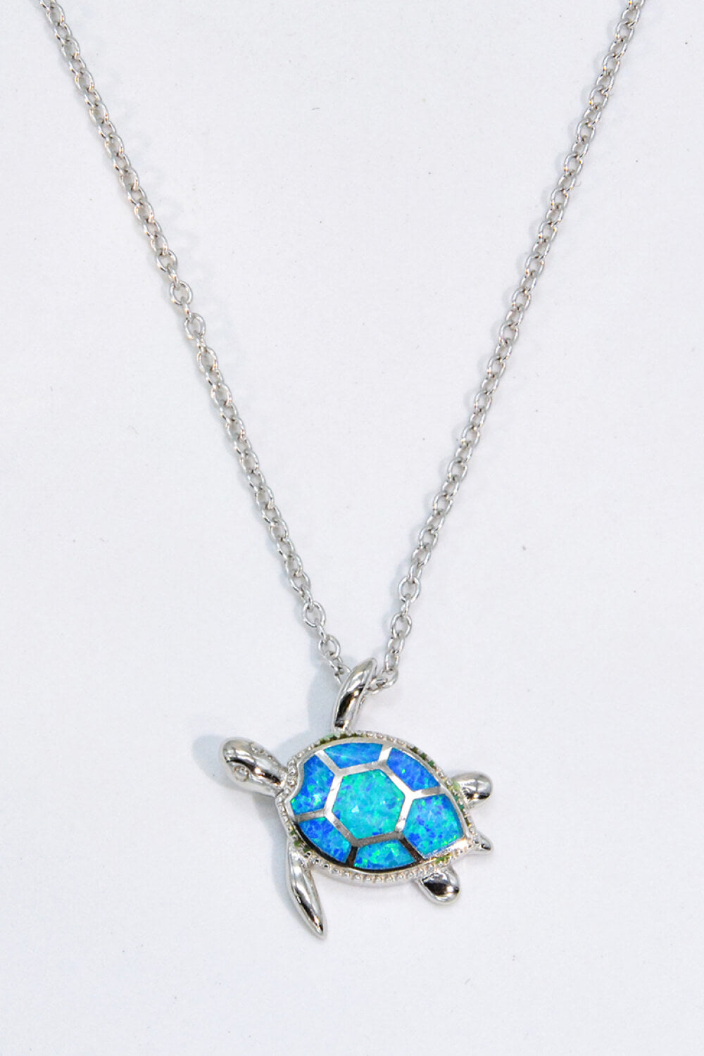 Halskette mit Gliederkette und Opal-Schildkrötenanhänger