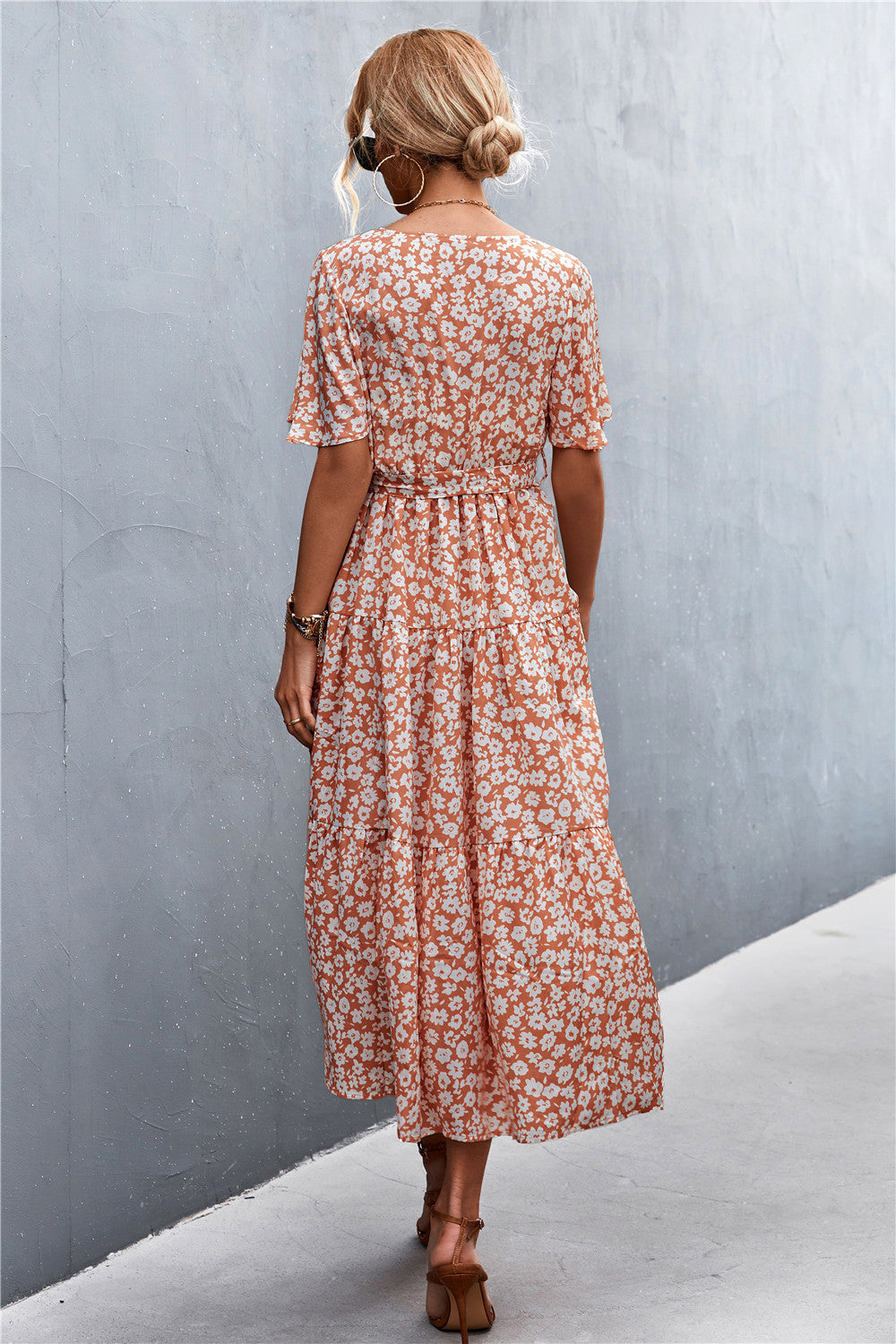 Robe imprimée à col en V et manches flottantes avec ceinture