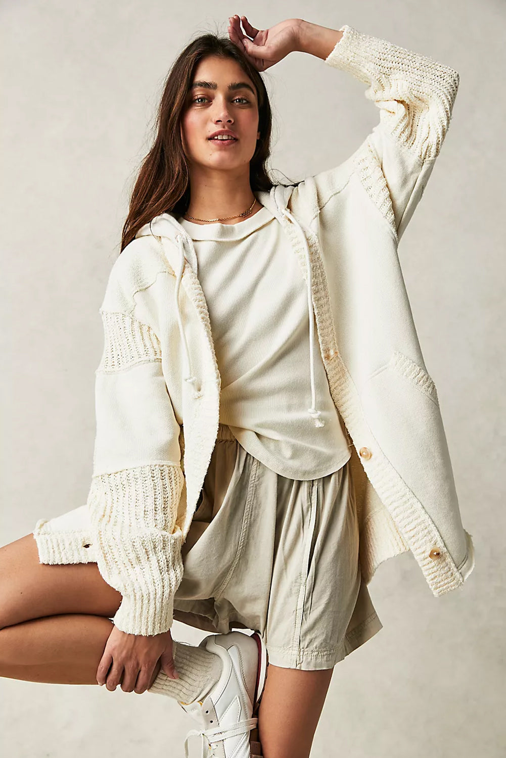Dunkelgraue Strickjacke mit Patchwork-Knopfleiste und Kapuze