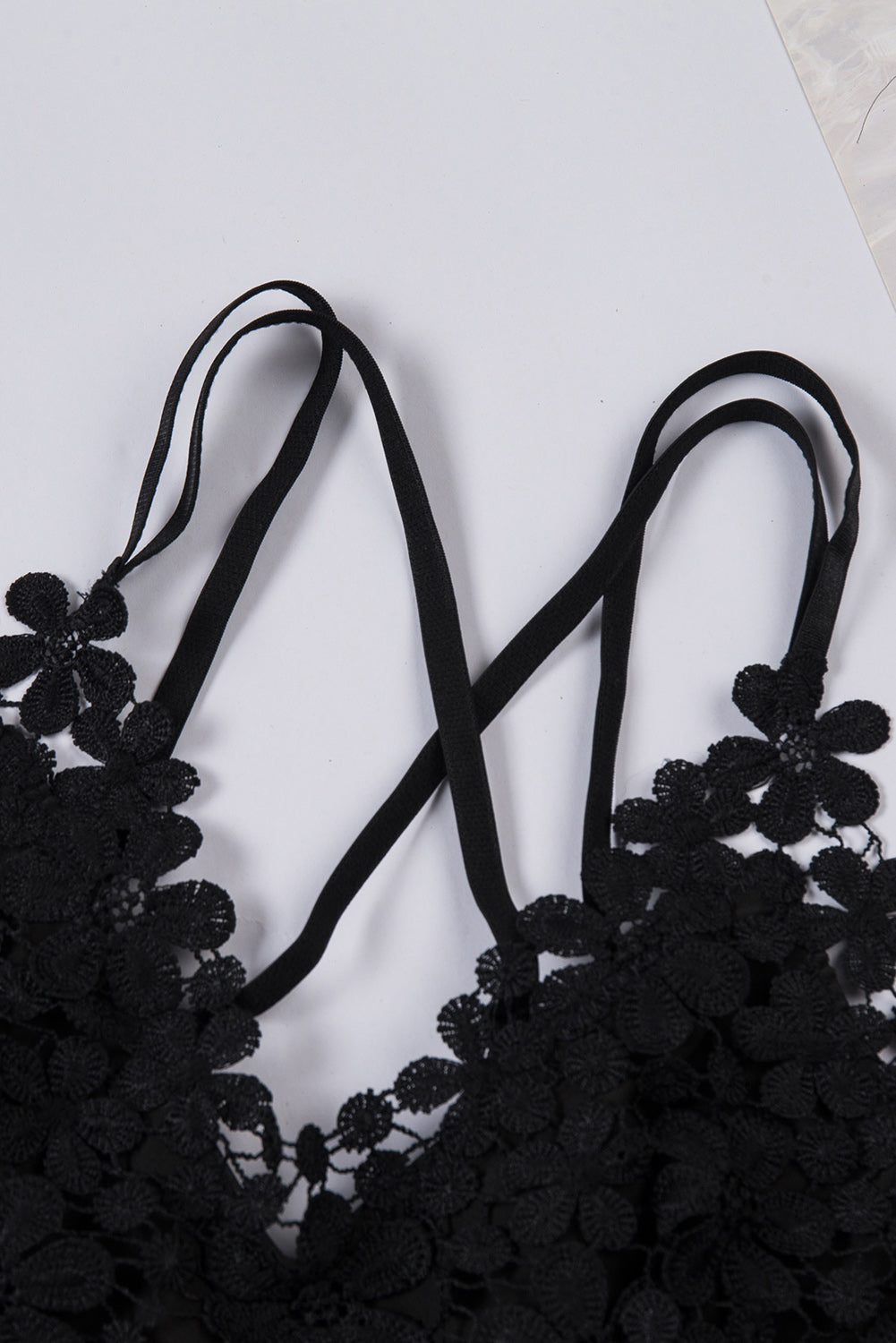 Gehäkeltes Bralette mit Spitze und überkreuztem Saum