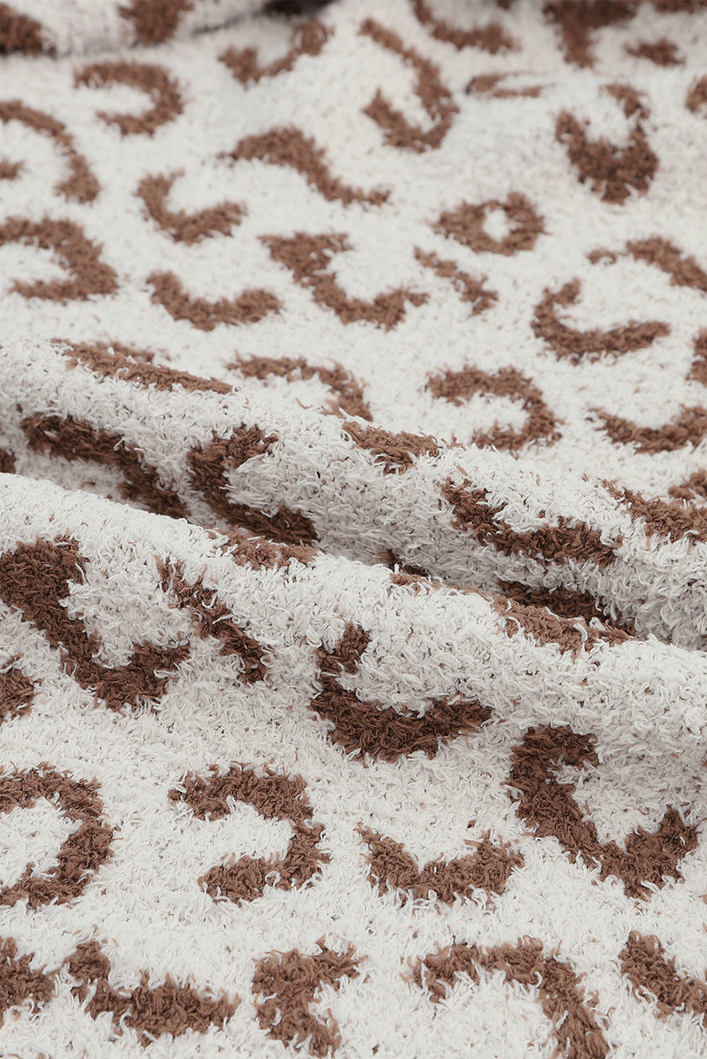 Khakifarbene Strickjacke mit flauschigem Leopardenmuster, geripptem Saum, Taschen und Reverskragen