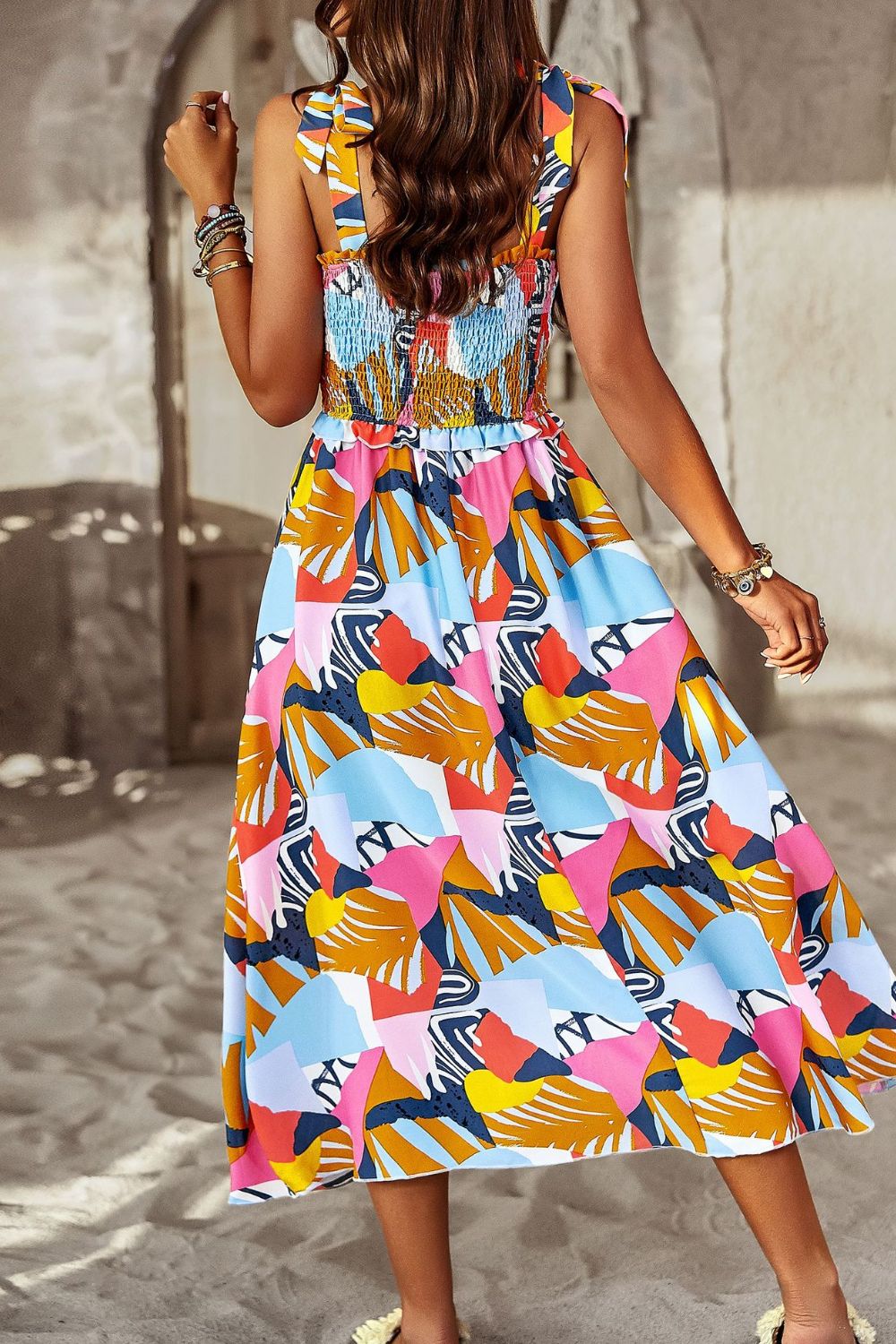 Robe imprimée à smocks et épaules nouées