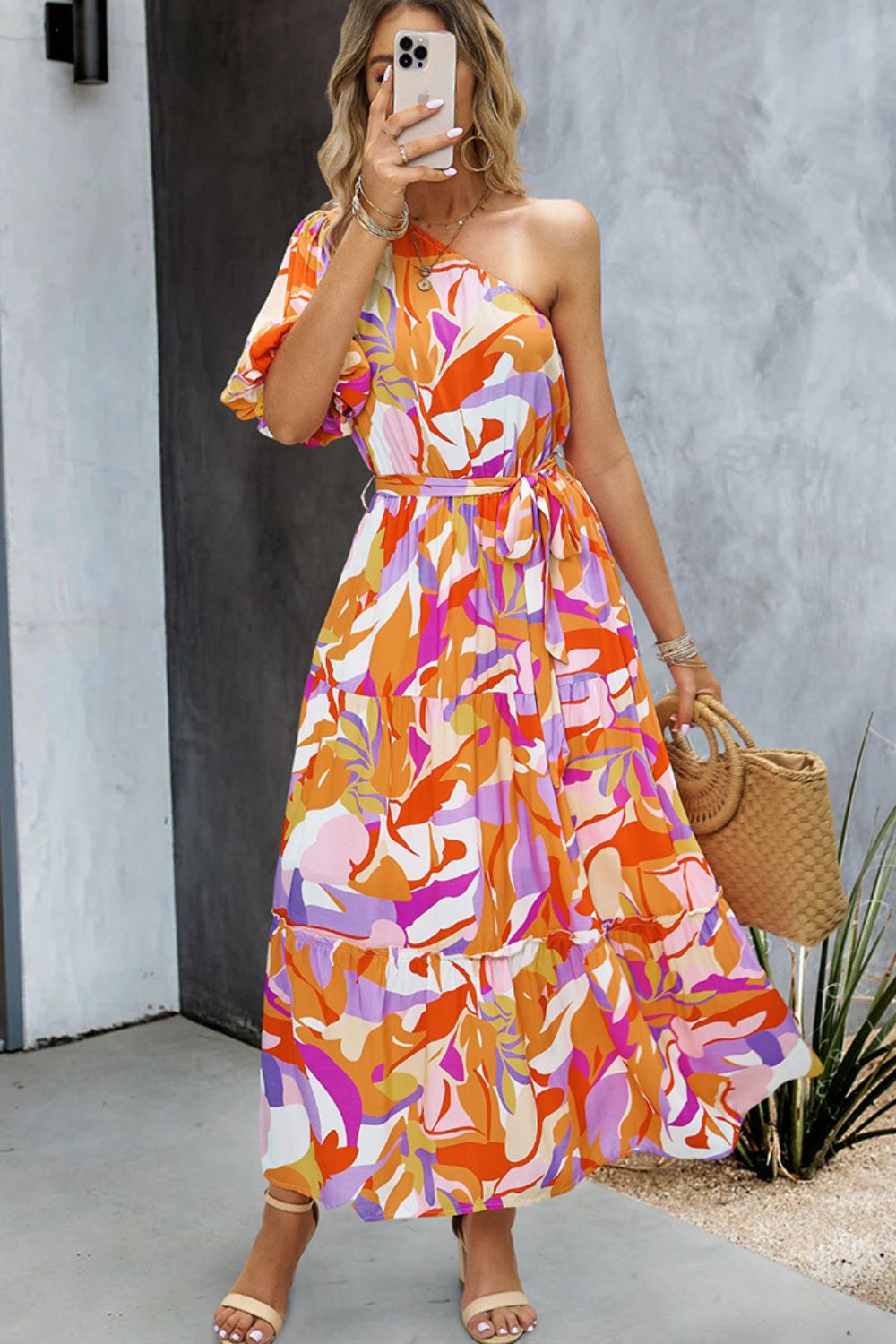 Robe longue imprimée asymétrique avec ceinture nouée