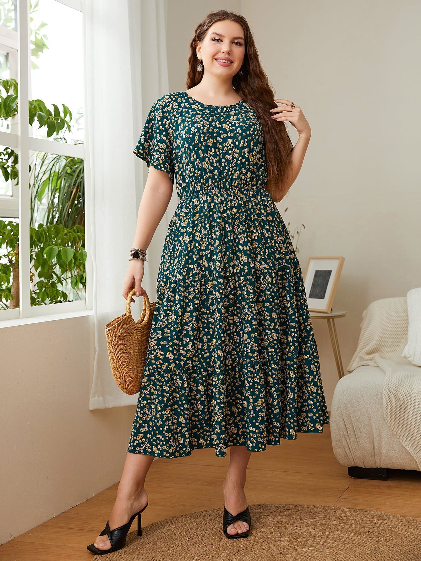 Robe mi-longue fleurie grande taille à col rond et manches courtes
