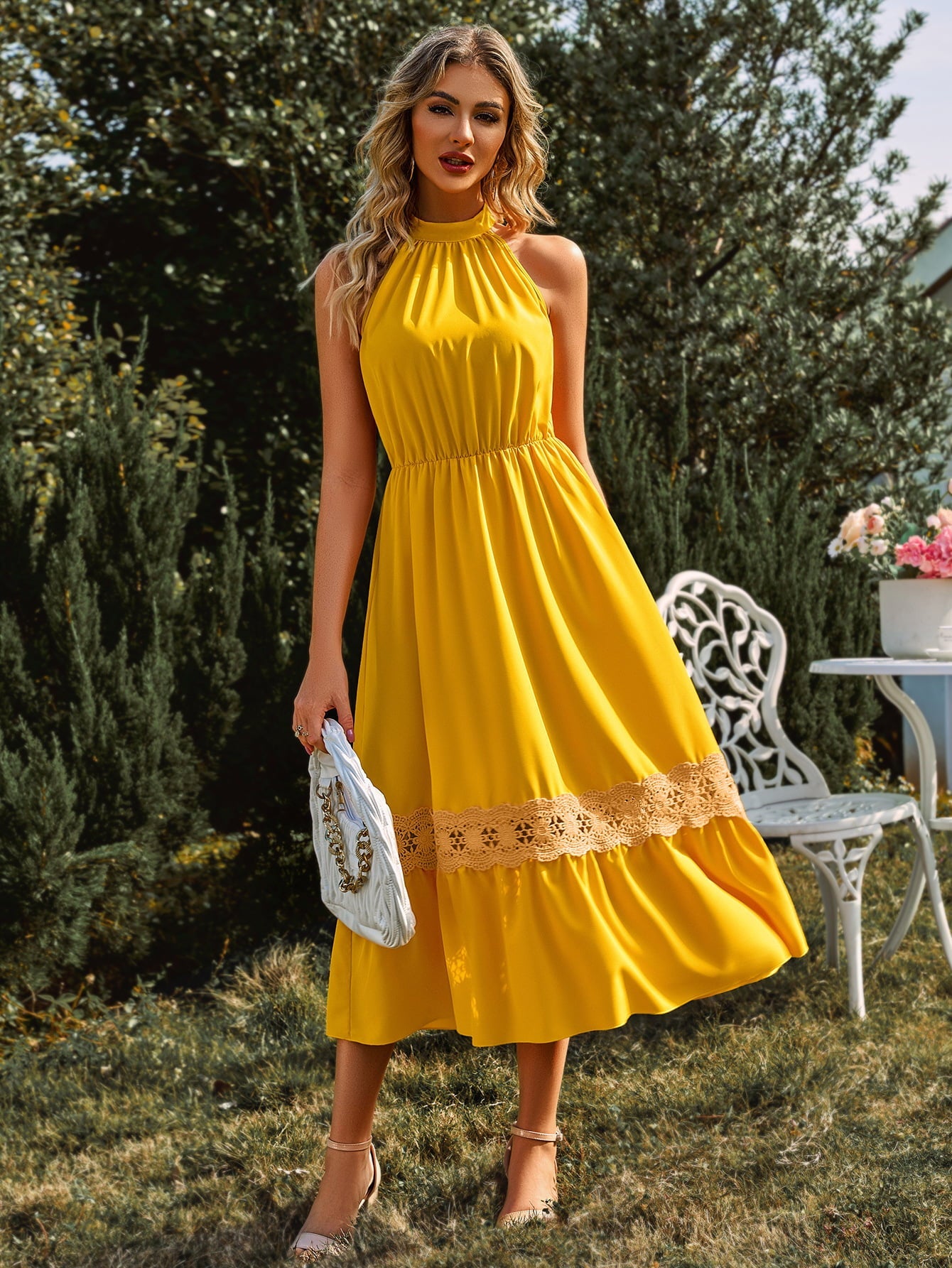 Robe mi-longue en dentelle épissée à col grec