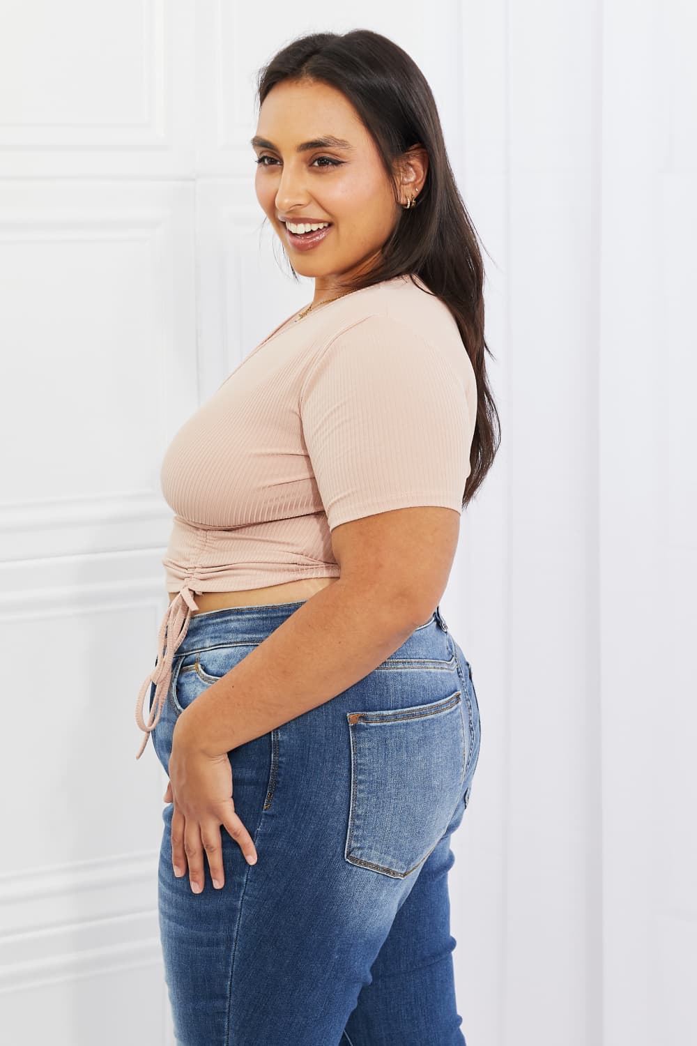 Capella – Back To Simple – Geripptes Oberteil mit Raffung vorne in voller Größe in Blush