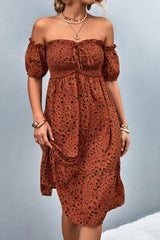 Robe à épaules dénudées et volants à petites fleurs