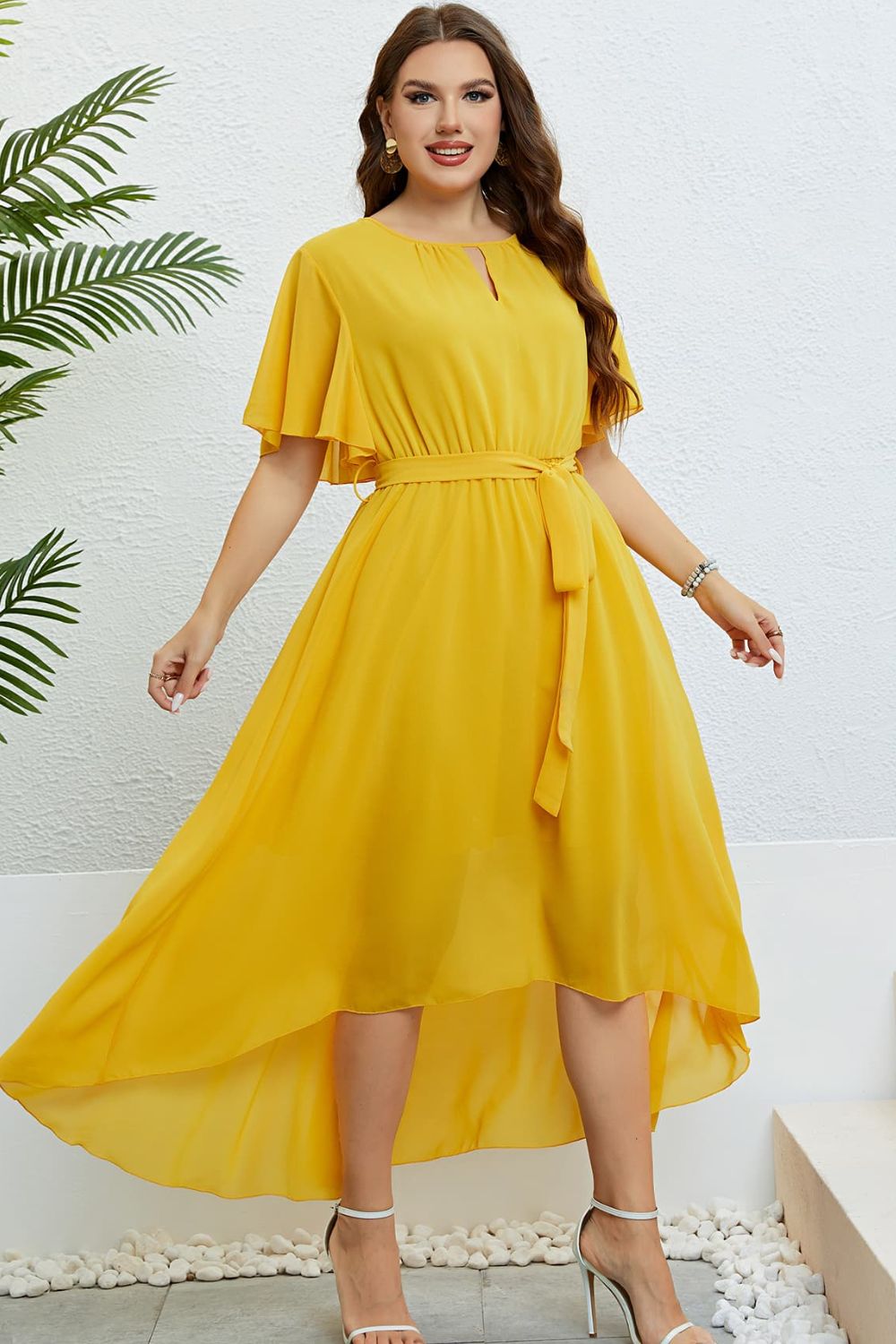 Robe ceinturée à manches flottantes et ourlet asymétrique