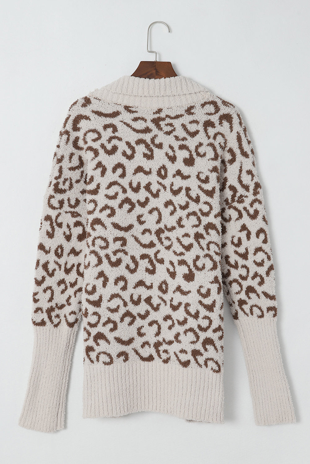 Khakifarbene Strickjacke mit flauschigem Leopardenmuster, geripptem Saum, Taschen und Reverskragen