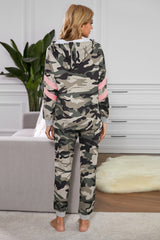 Lounge-Set mit Kapuzenpullover und Jogginghose in Camouflage-Optik und Kontrastdetails