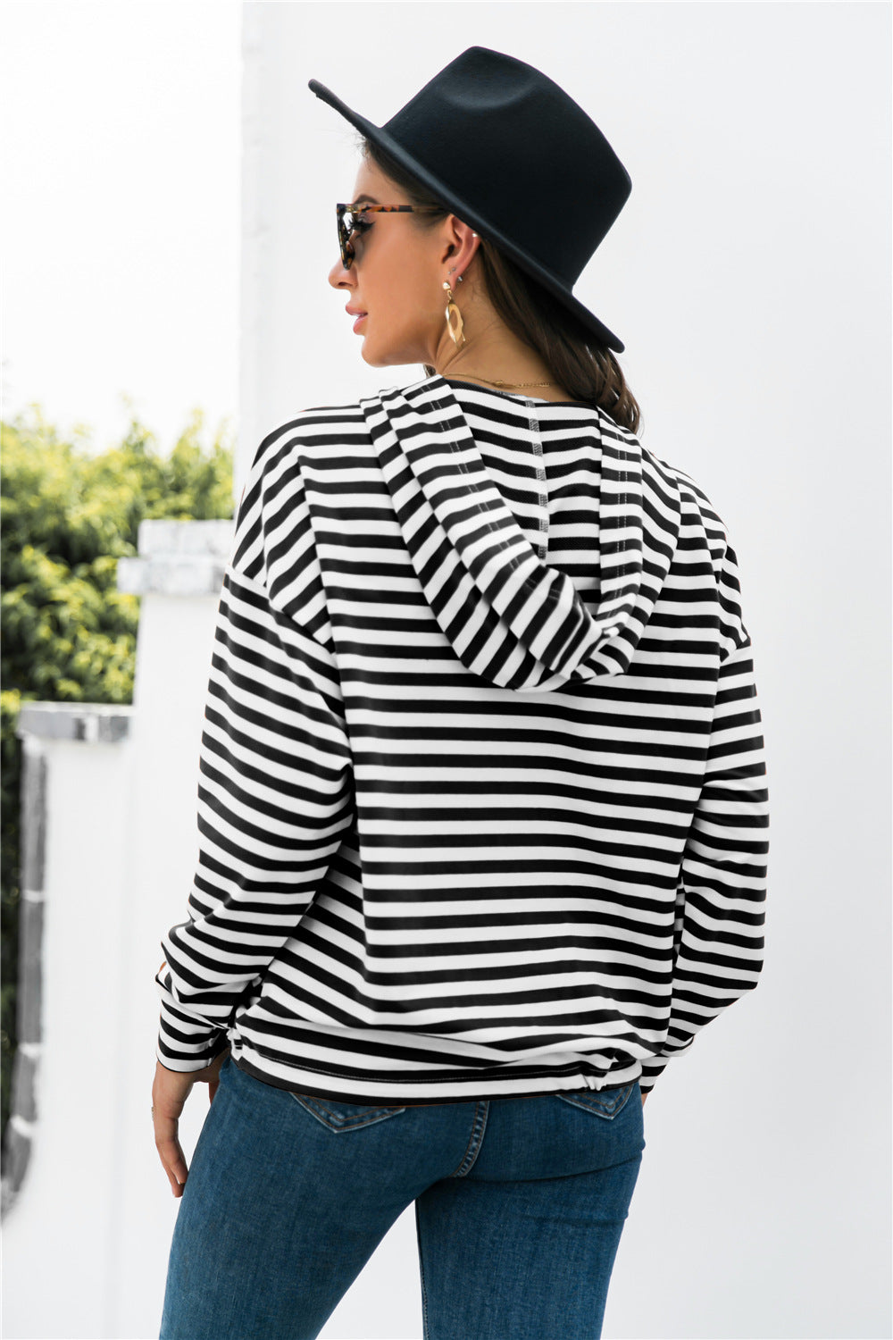 Gestreifter Hoodie mit halber Knopfleiste und überschnittenen Schultern