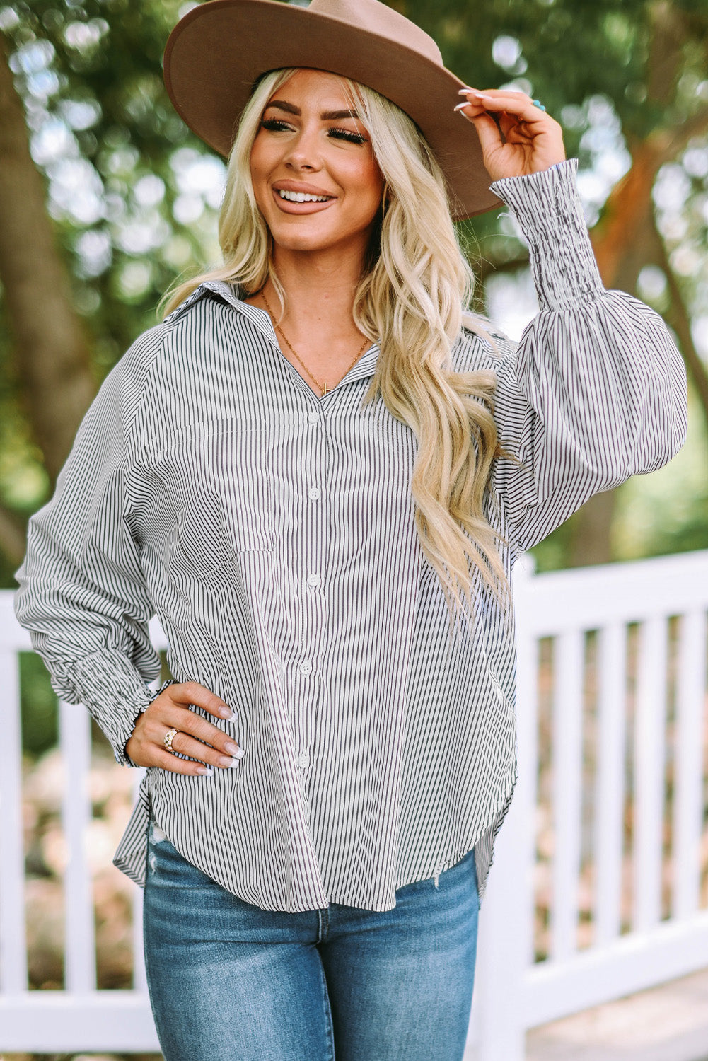 Chemise rayée à smocks et boutons sur le devant