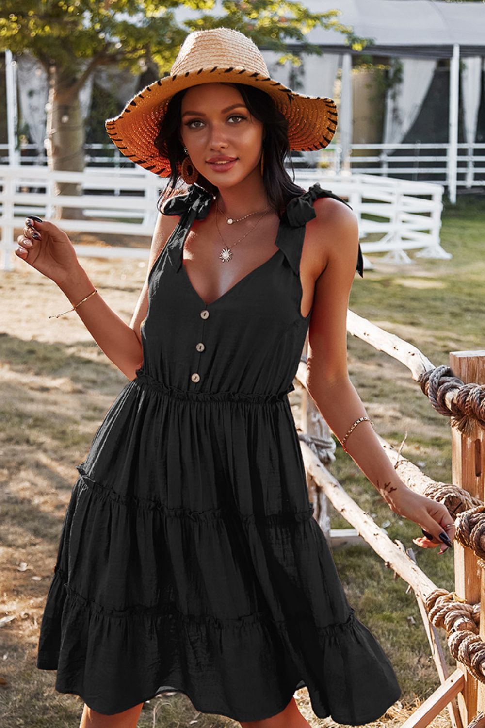 Robe à col en V et boutons décoratifs à épaules nouées