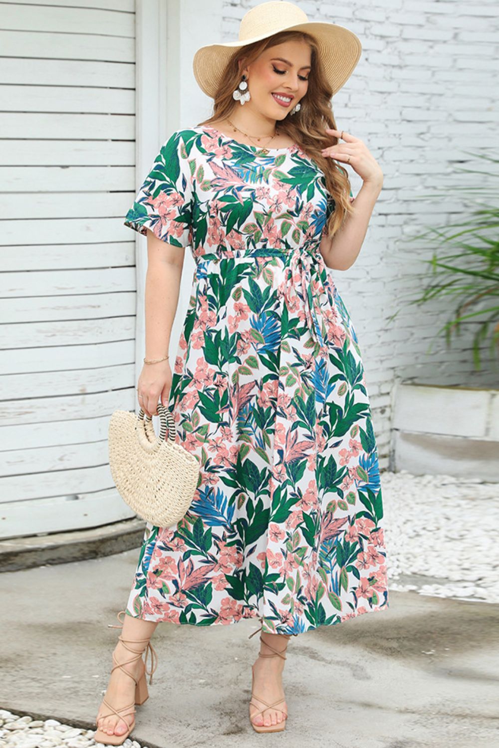 Robe fleurie grande taille à manches courtes et col rond