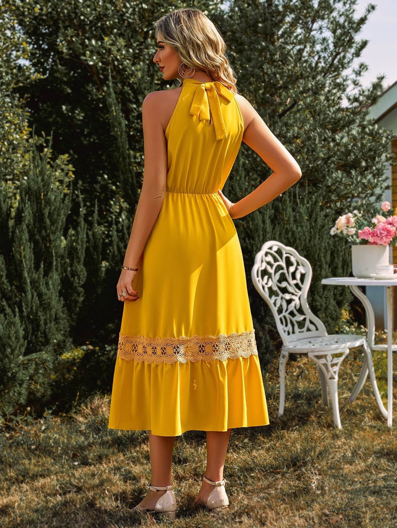 Robe mi-longue en dentelle épissée à col grec