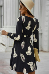 Bedrucktes Kleid mit Knöpfen und Schlitz und langen Ärmeln