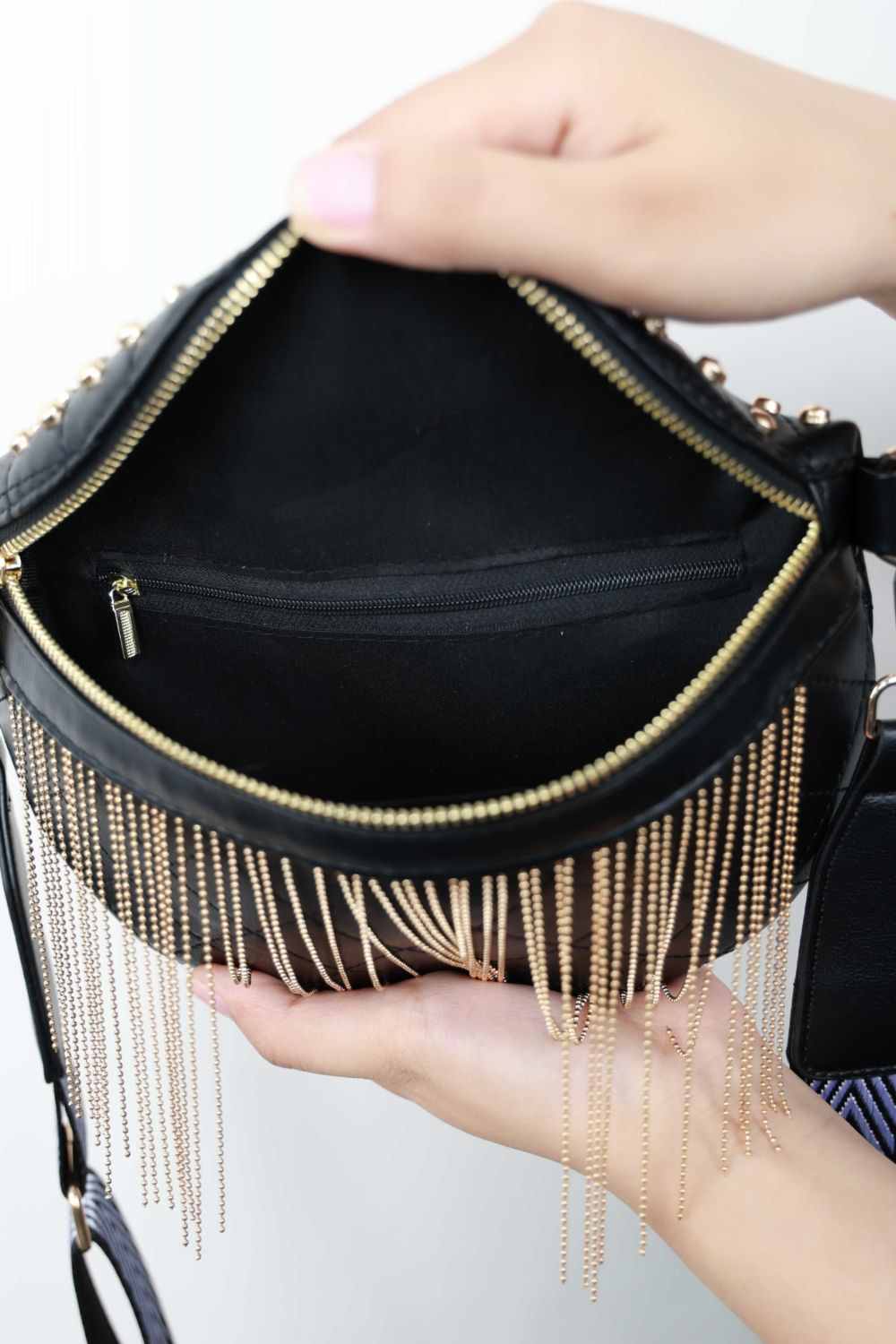 Schultertasche aus PU-Leder mit Nieten und Fransen