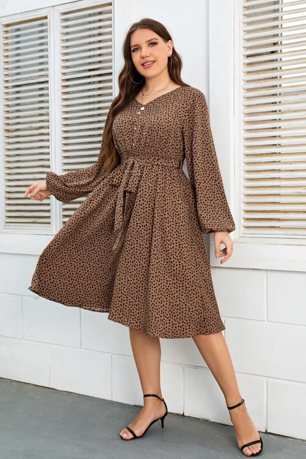 Robe imprimée grande taille à col en V et manches ballon avec ceinture nouée