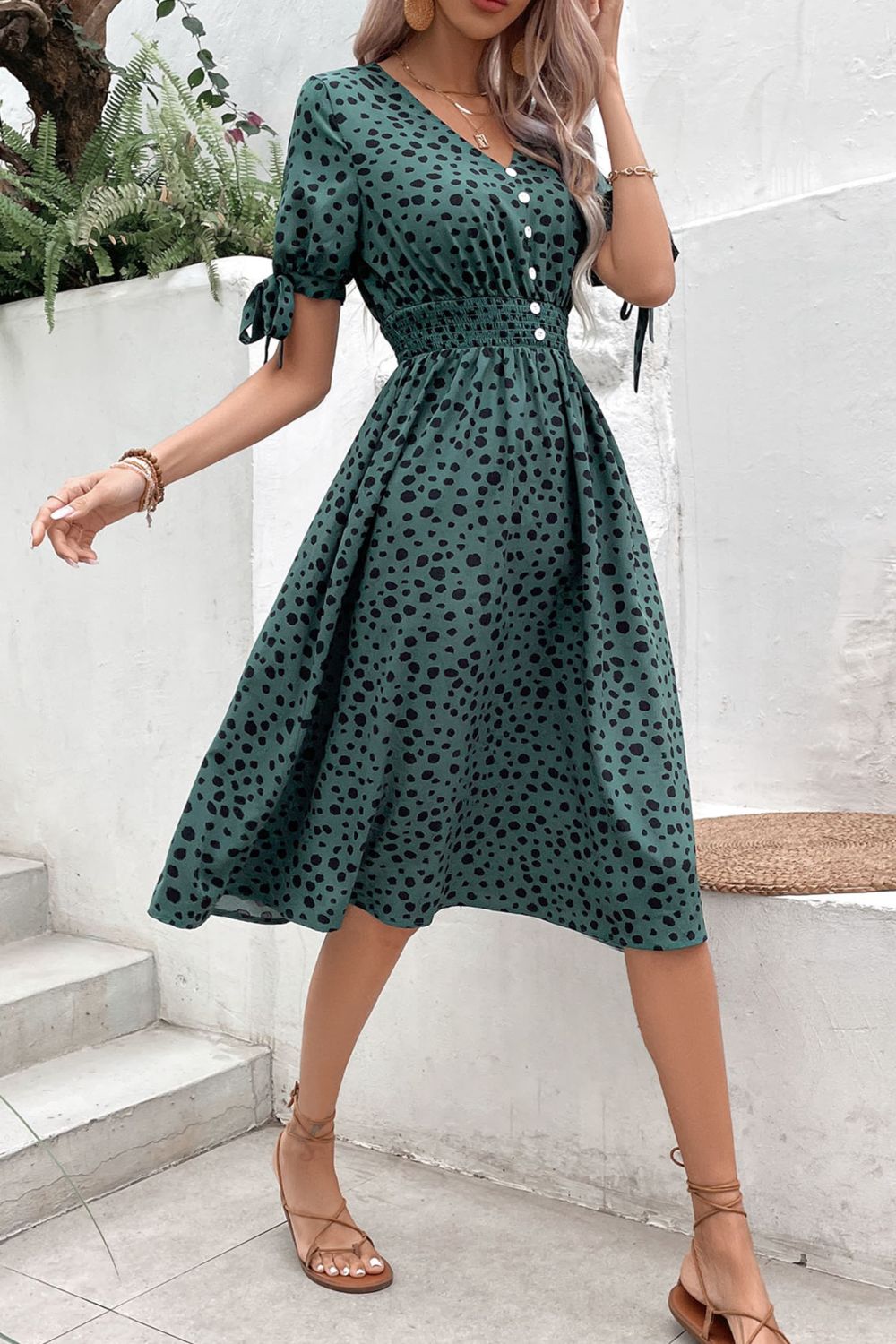 Robe imprimée à taille froncée et poignets noués