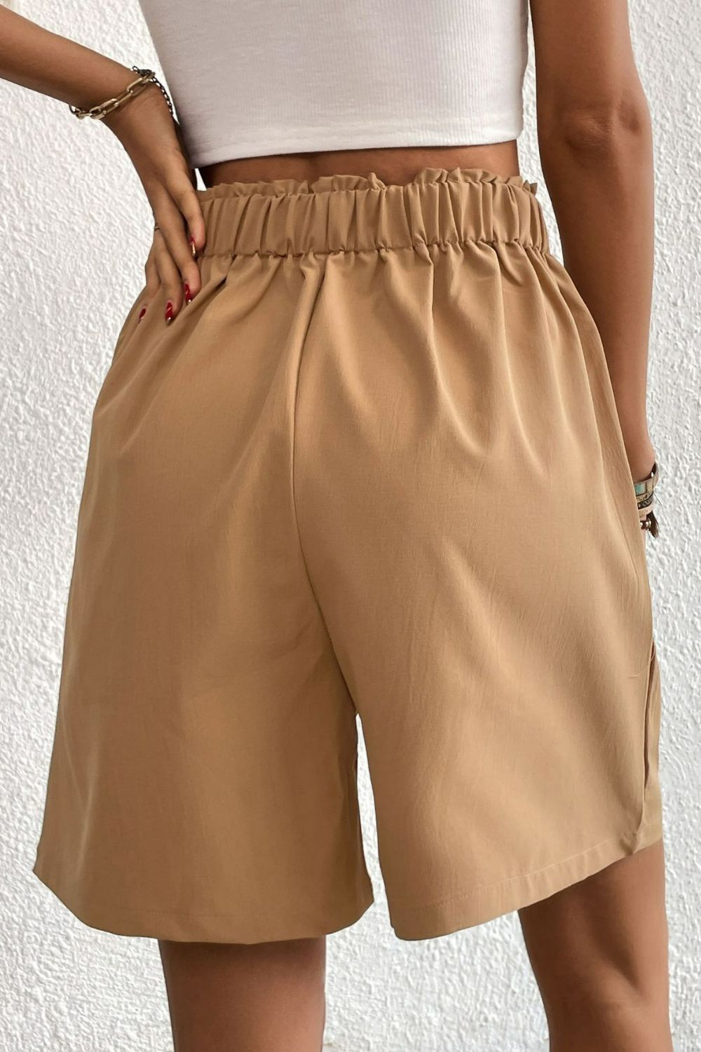 Shorts mit geknöpftem, elastischem Bund und Faltendetail