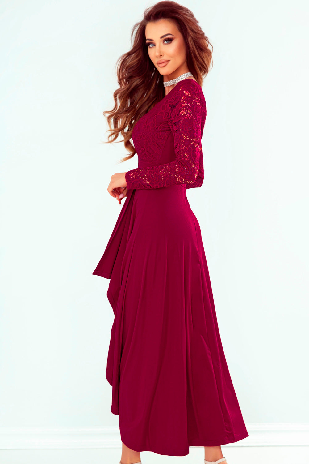 Robe en dentelle à col en V asymétrique