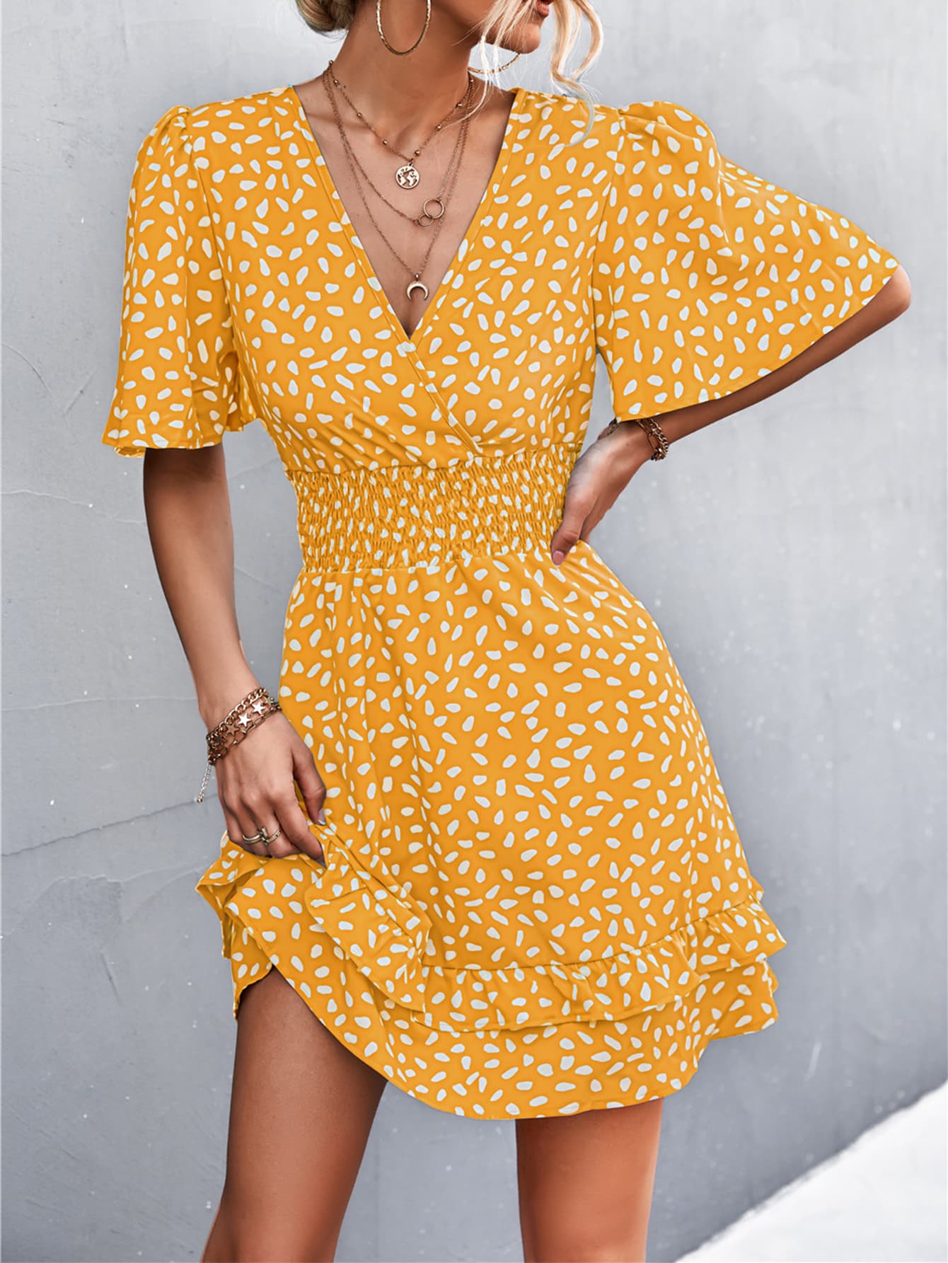 Robe à volants superposés à taille froncée et imprimée