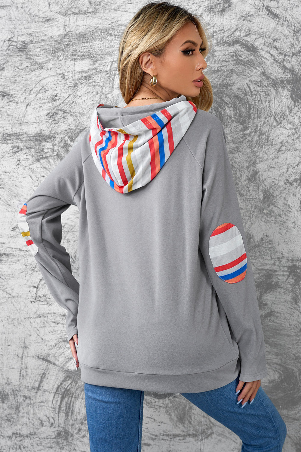 Kapuzenpullover mit Regenbogenstreifen, Reißverschlussdetail und Ellenbogenflicken