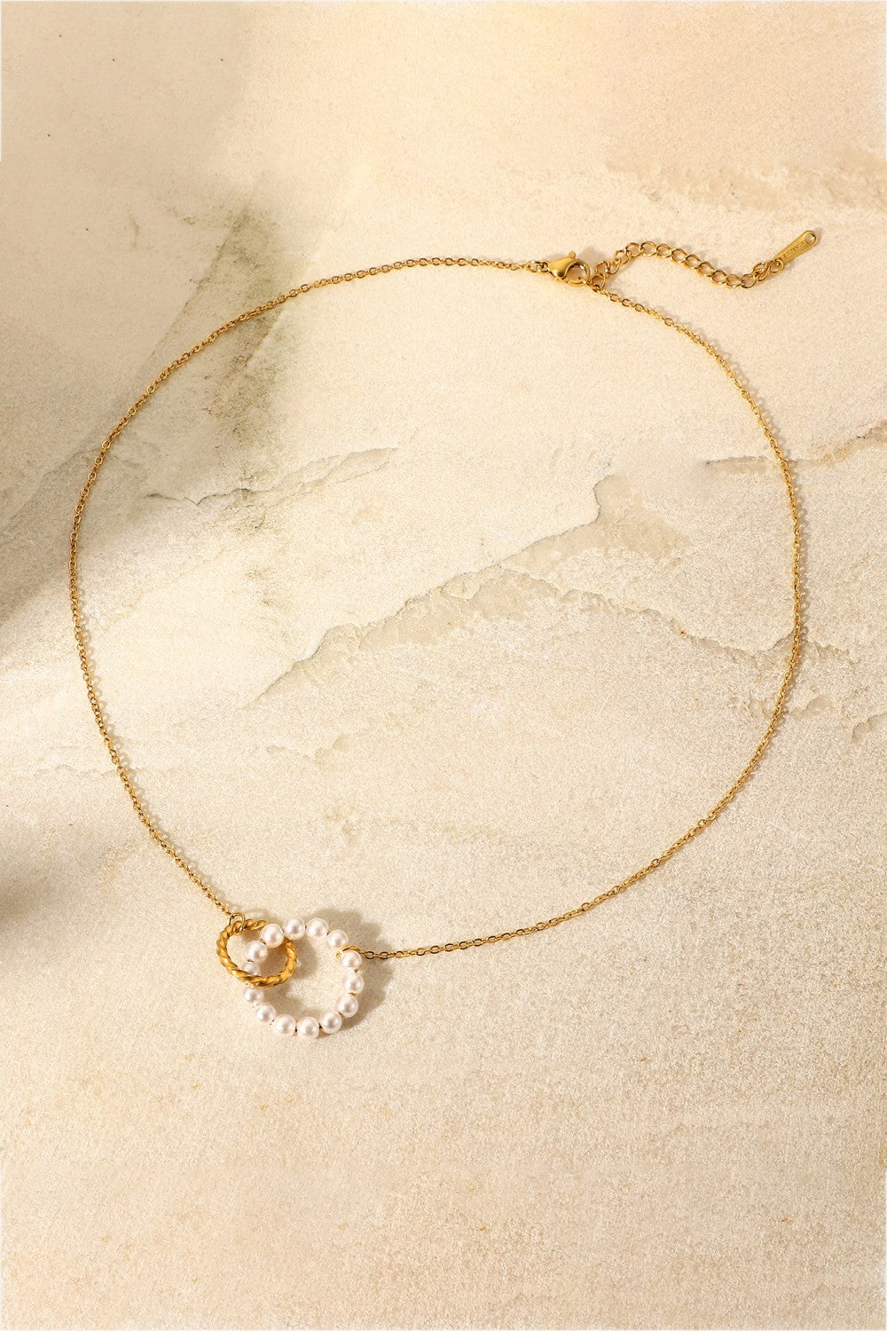 Collier avec pendentif en forme de créole en perles
