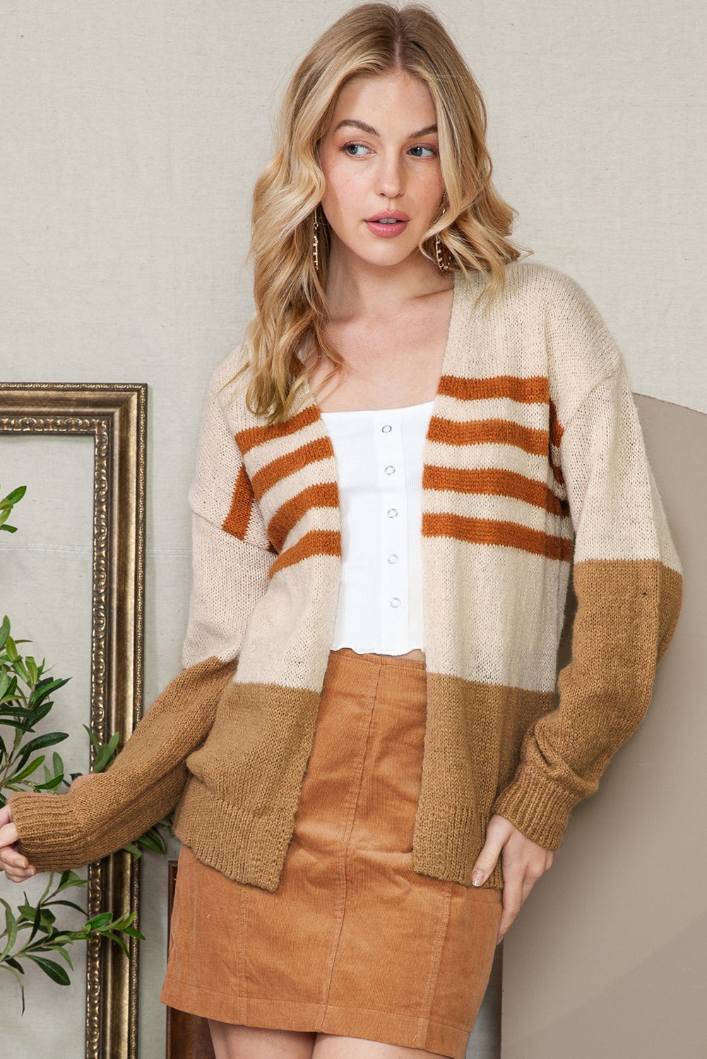 Kamelfarbener Cardigan mit Farbblock-Streifen und offener Vorderseite