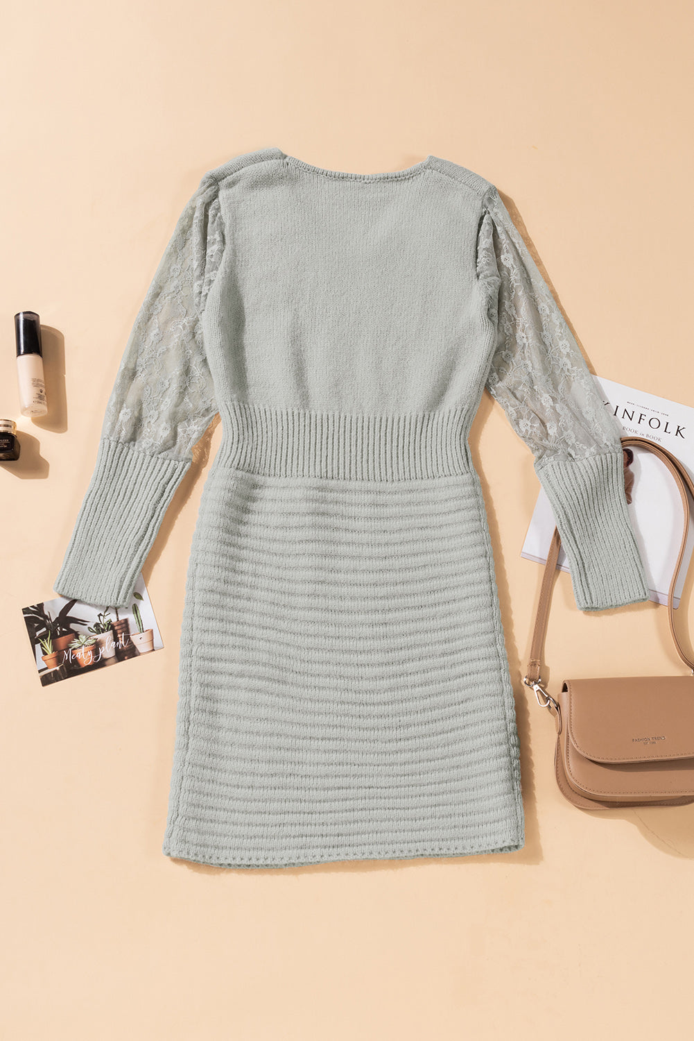 Robe en tricot à manches en dentelle et col en V
