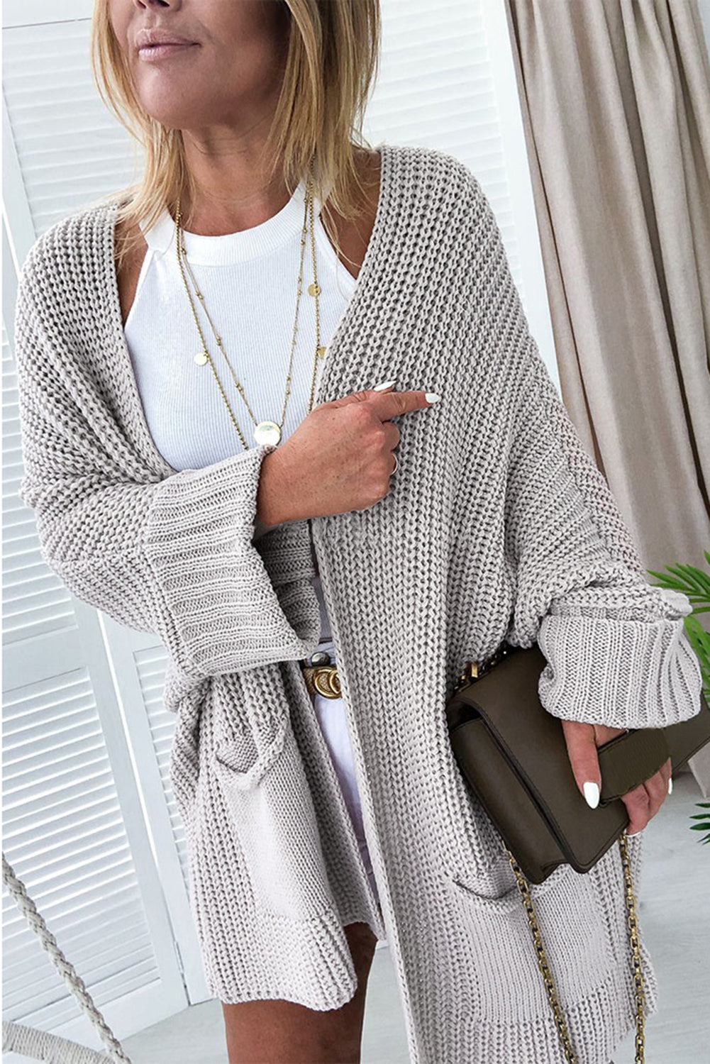 Graue Oversize-Strickjacke mit Zopfmuster und Fledermausärmeln