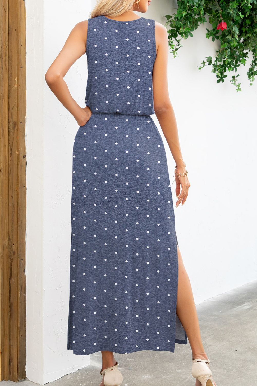 Robe imprimée sans manches à col rond et fente