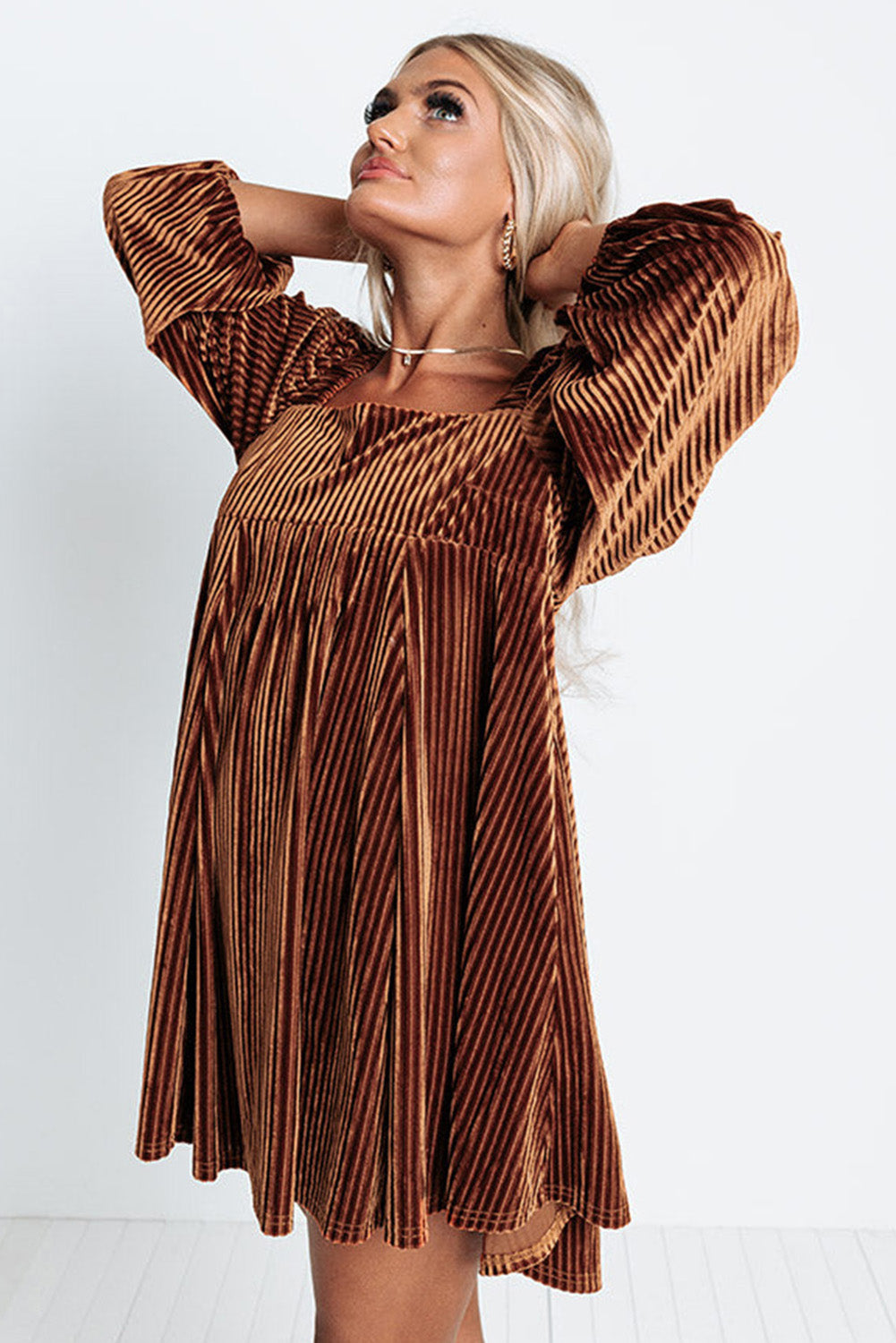 Robe babydoll verte en velours côtelé à col carré et dos noué