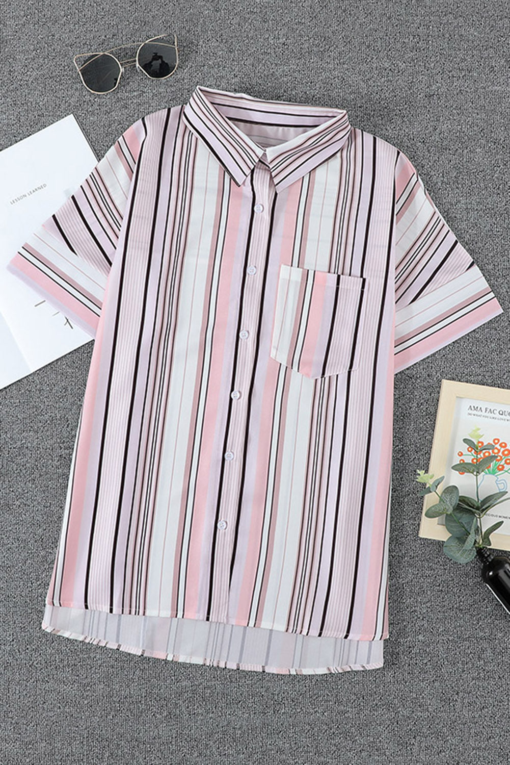 Gestreiftes Oberteil mit Kragen, Button-Down-Kragen und Taschen