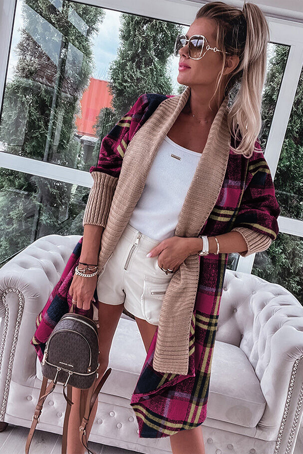 Braune, gerippte Strickjacke mit offenem Schottenmuster und Spleißmuster