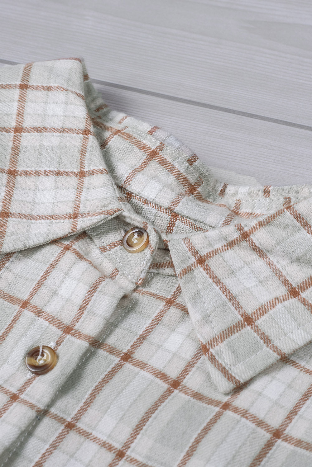 Chemise à carreaux contrastée boutonnée sur le devant
